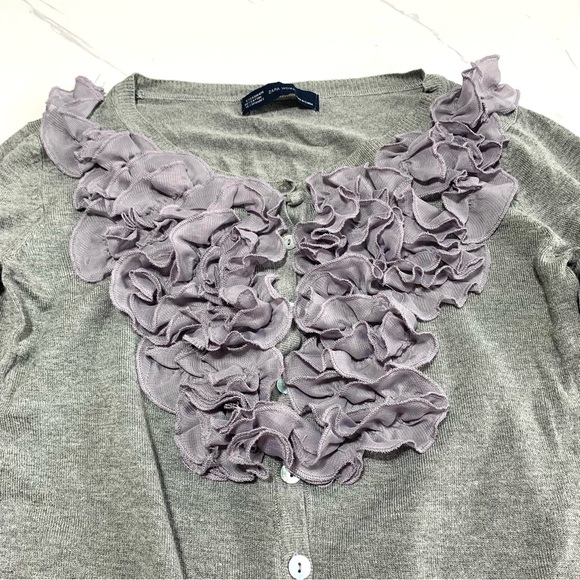 Zara Gray Ruffled Button Down Semi Cropped Lightweight Sweater Size Small - Picture 5 of 9